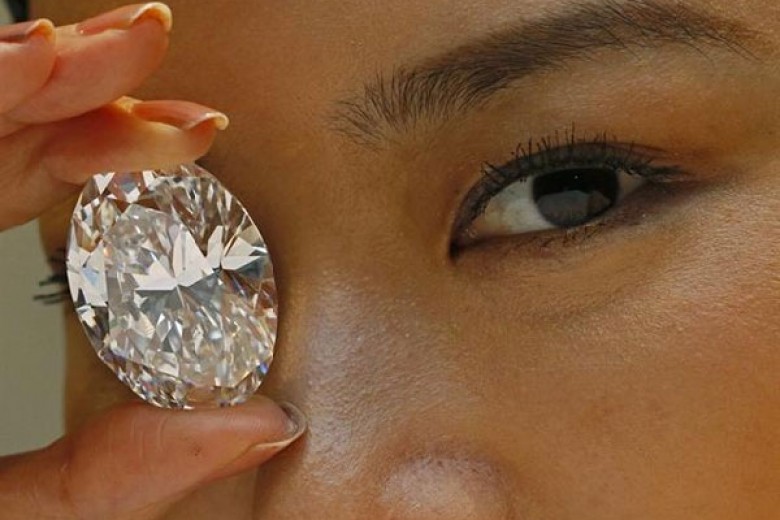 Lelang Berlian Putih Pecahkan Rekor Dunia