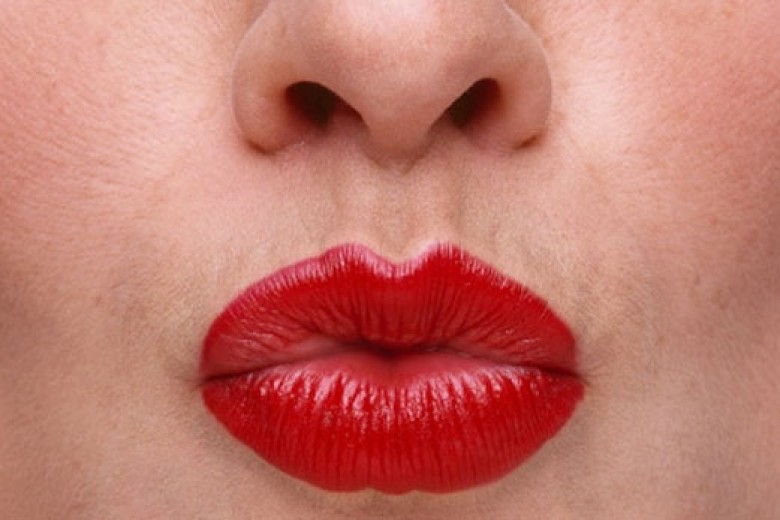 Agar Lipstik Merah Awet di Bibir