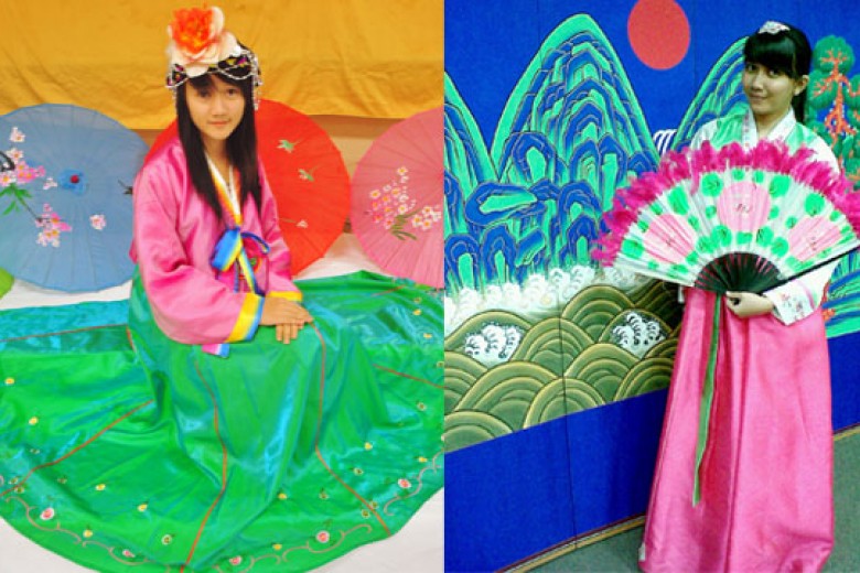 Berpose Dengan Pakaian Tradisional Korea