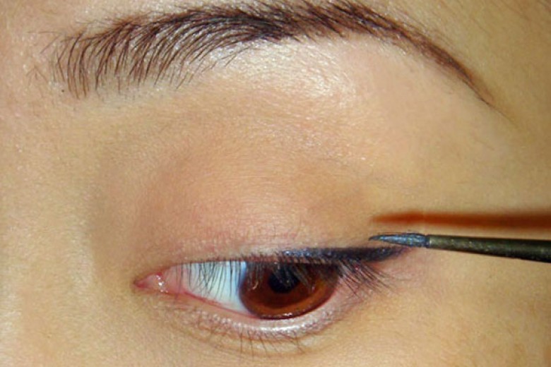 Tips Mudah Gunakan Eyeliner Gel
