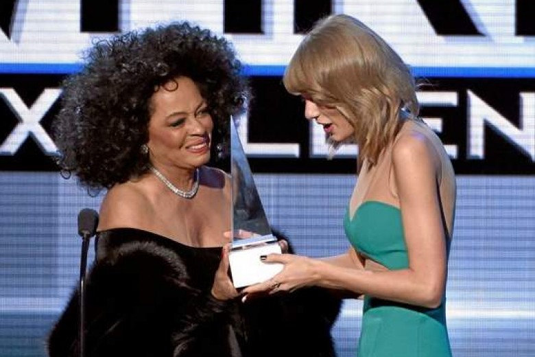 Taylor Swift Terima Penghargaan Baru di AMA 2014