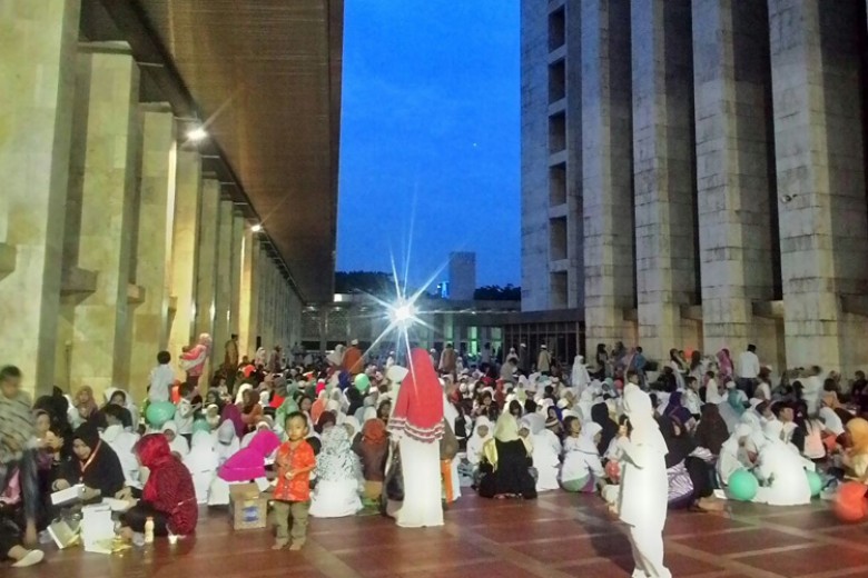 Takjil Gratis di Masjid Istiqlal