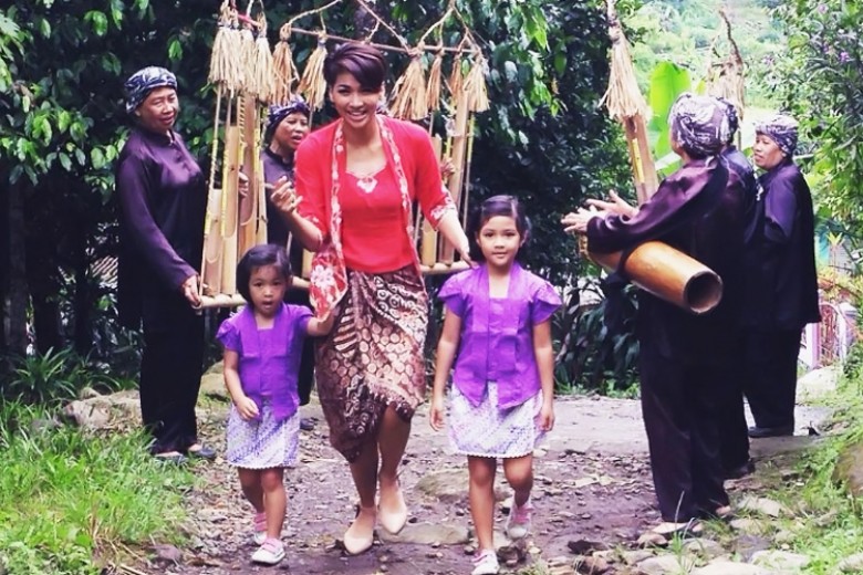 Kamidia Radisti Ajarkan Lagu Indonesia Raya