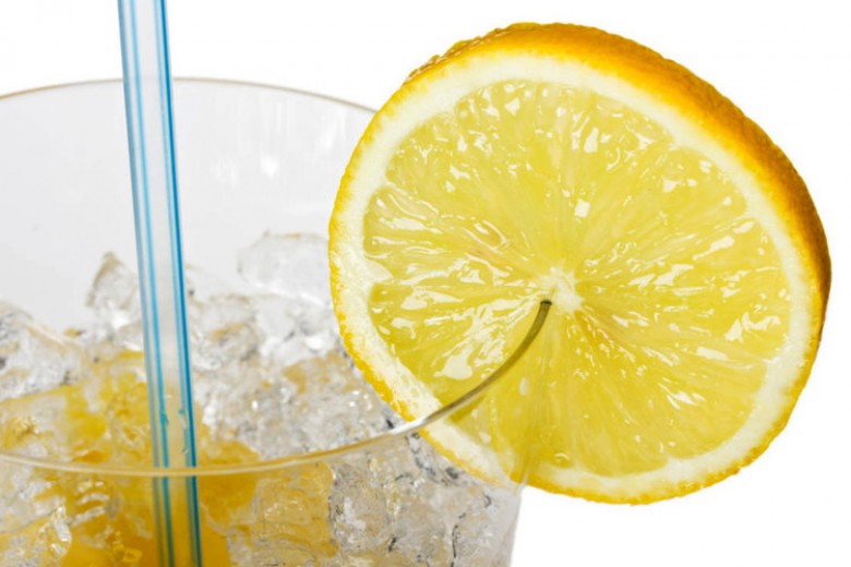 Irisan Lemon di Minuman, Segar atau Berbahaya?