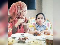 Alyssa Soebandono Ajarkan Anak Makan Bersama