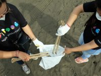 Agoda Lakukan Aksi Bersih Pantai Kuta